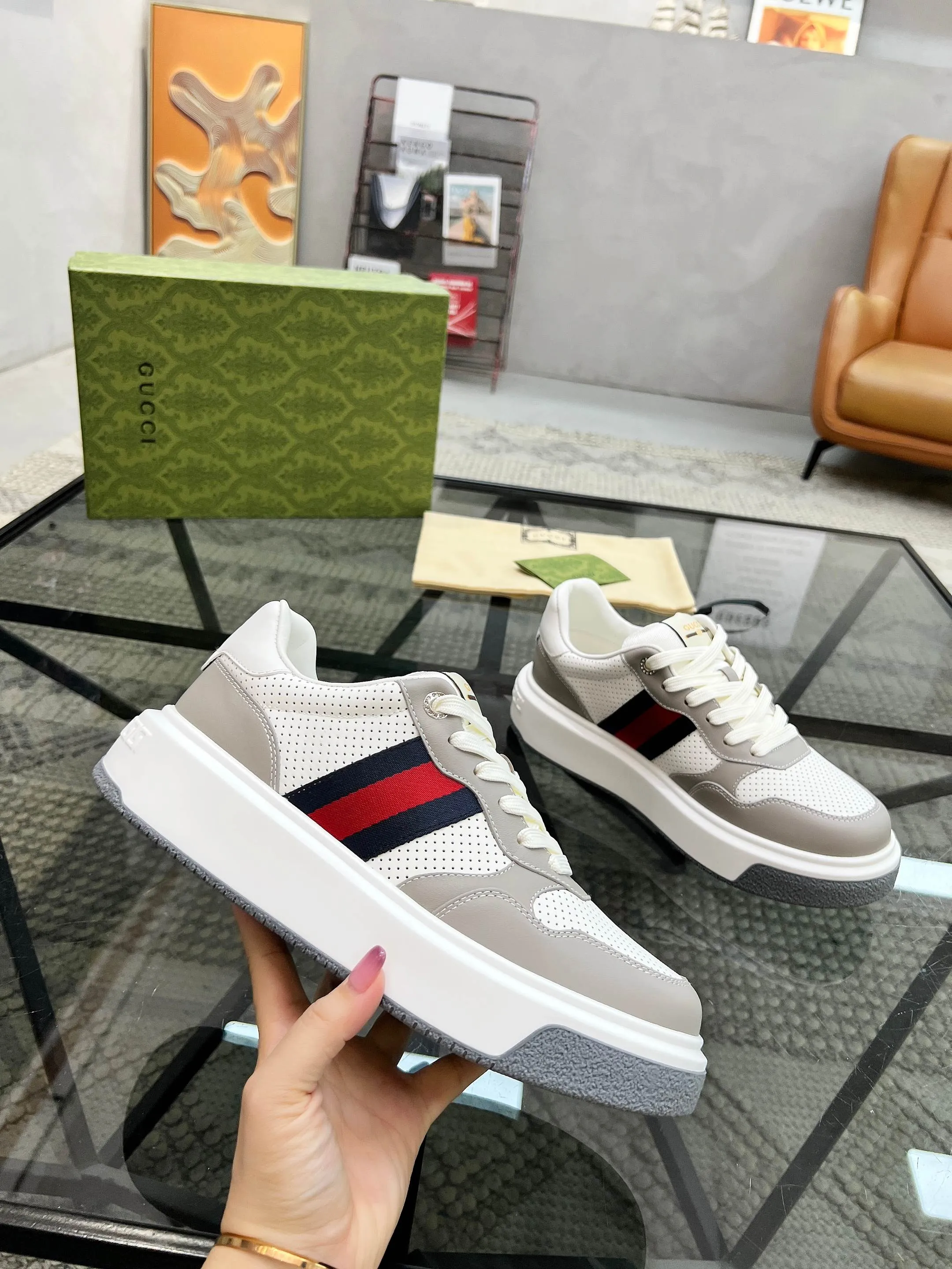 P460 new men's shoes GUCCI [Lightning] latest shoes are shipped. Original quality, fashionable, special materials, sheepskin lining, new packaging. The foot feels super comfortable and the workmanship is impeccable. Size: 38-45